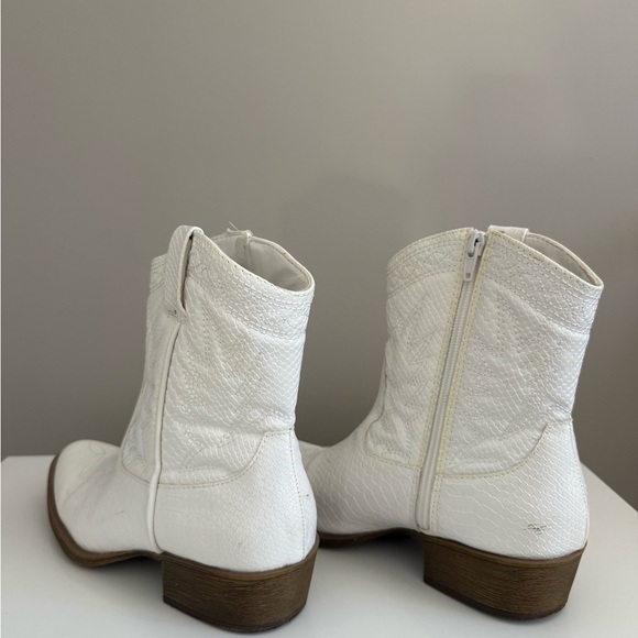 Pistola White Textured Ankle Booties - Picture 2 of 4